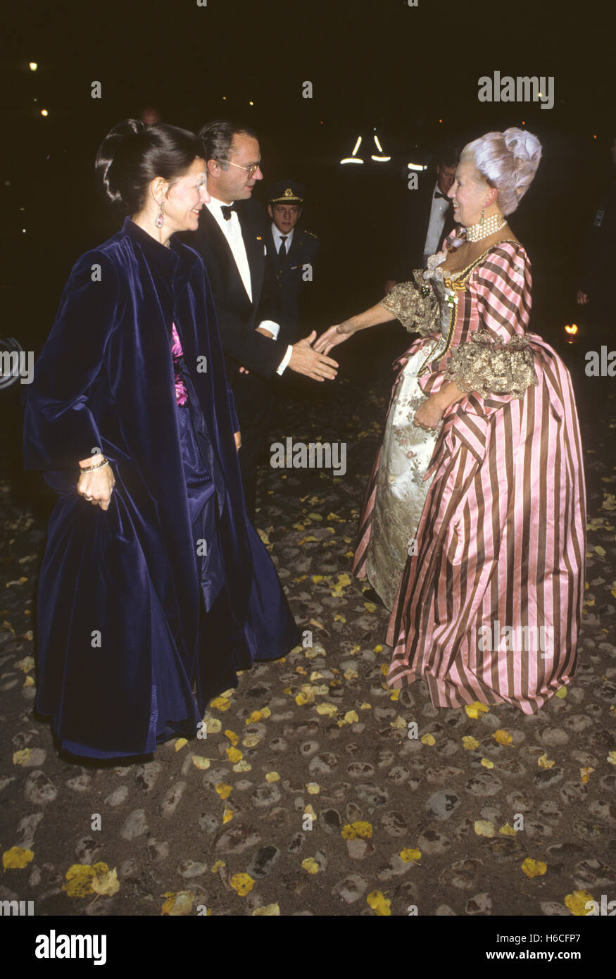 KJERSTIN DELLERT cantante lirica salutare la coppia reale benvenuti al Confidance una piccola opera allo stadio di Ulriksdal Foto Stock