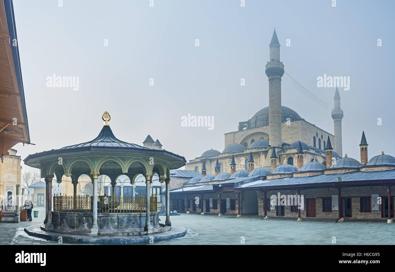 Il museo di Mevlana è il più notevole punto di riferimento della città, la sua popolare tra i turisti e pellegrini Foto Stock