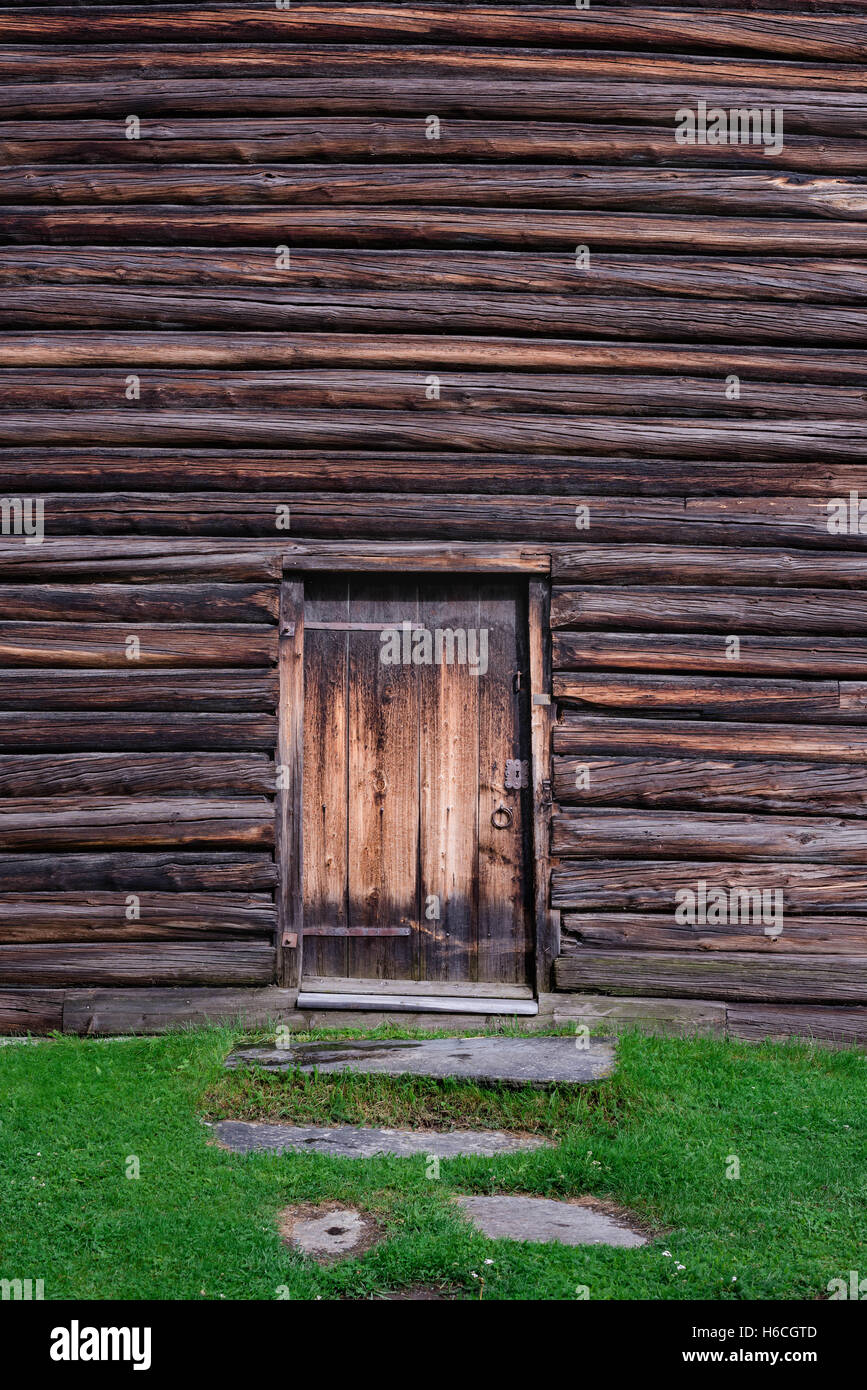 Le pareti in legno e la porta. Texture di legno o di sfondo. Foto Stock