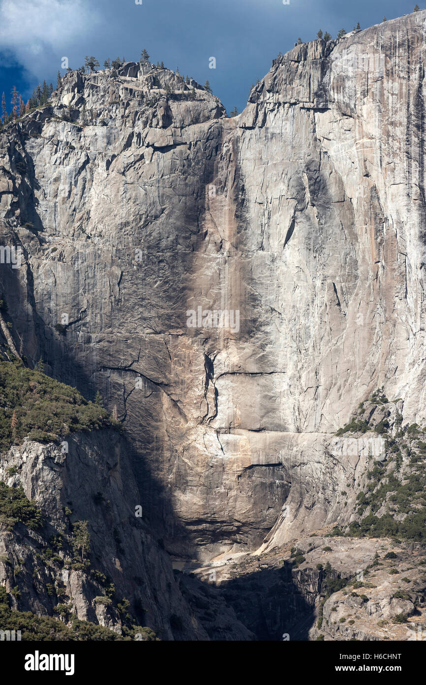 Yosemite Falls a secco da il piano della valle di Yosemite National Park, California, Stati Uniti d'America. Foto Stock