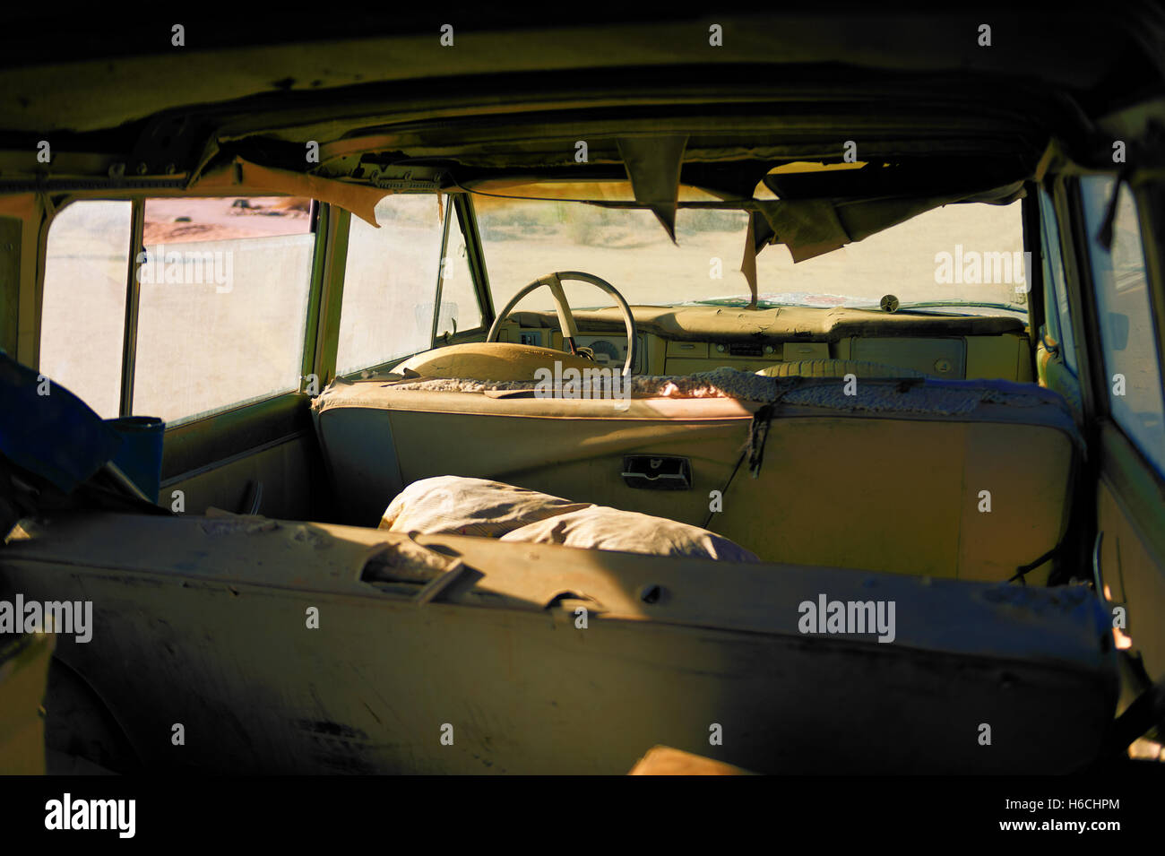 Interno di auto abbandonate a salvezza Mountain, Lastra City, California, Stati Uniti d'America. Foto Stock