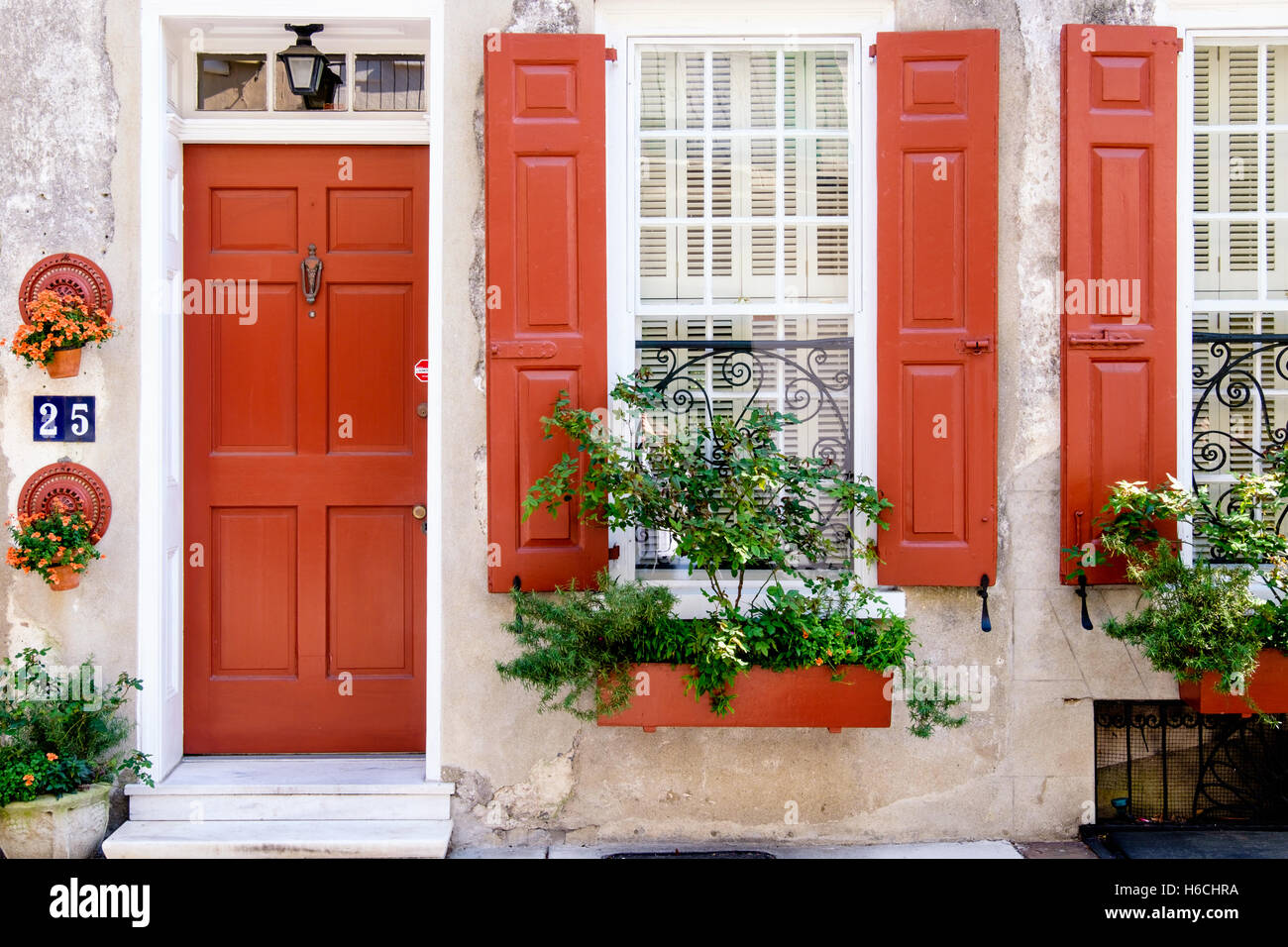 Scenario incantevole di una finestra decorata con fiori e struttura in legno porta nel quartiere storico di Charleston, Carolina del Sud Foto Stock