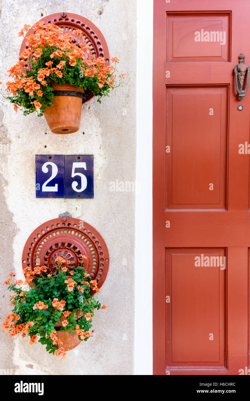 Scenario incantevole di una struttura in legno porta decorata con fiori nel quartiere storico di Charleston, Carolina del Sud Foto Stock