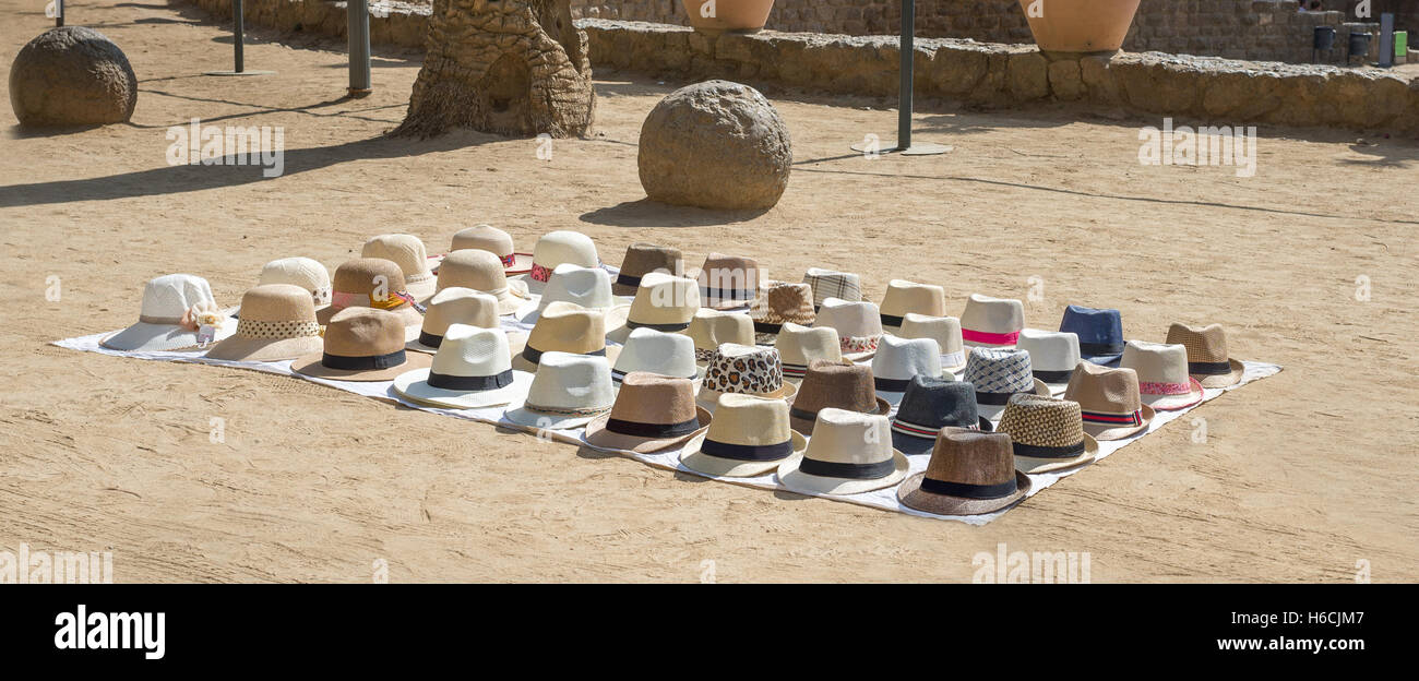 Street vending di cappelli di paglia sulla strada di sabbia Foto Stock