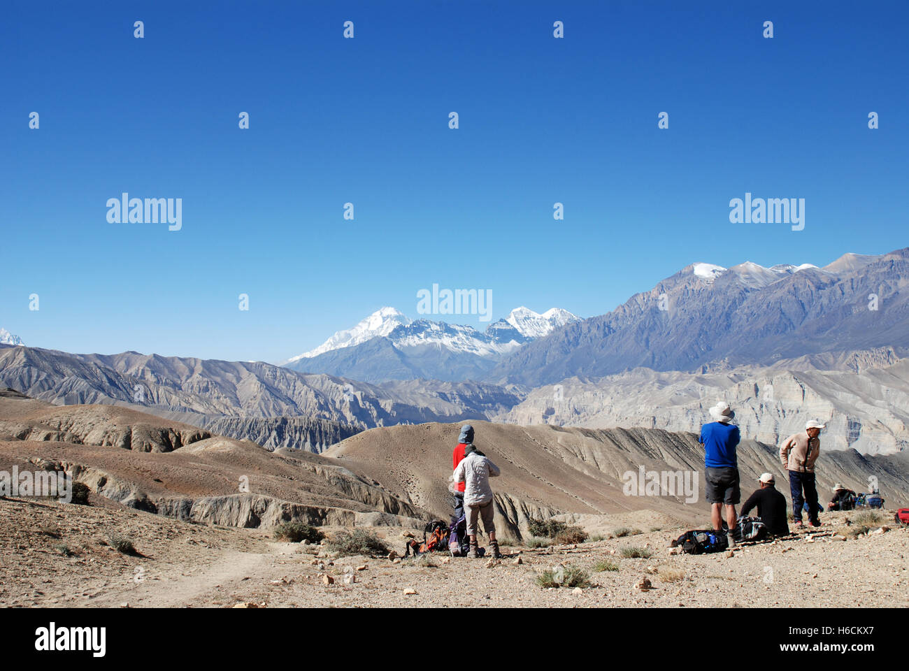 Vista trekkers il paesaggio di montagna arida del telecomando Damodar Himal nella regione di Mustang del Nepal Foto Stock