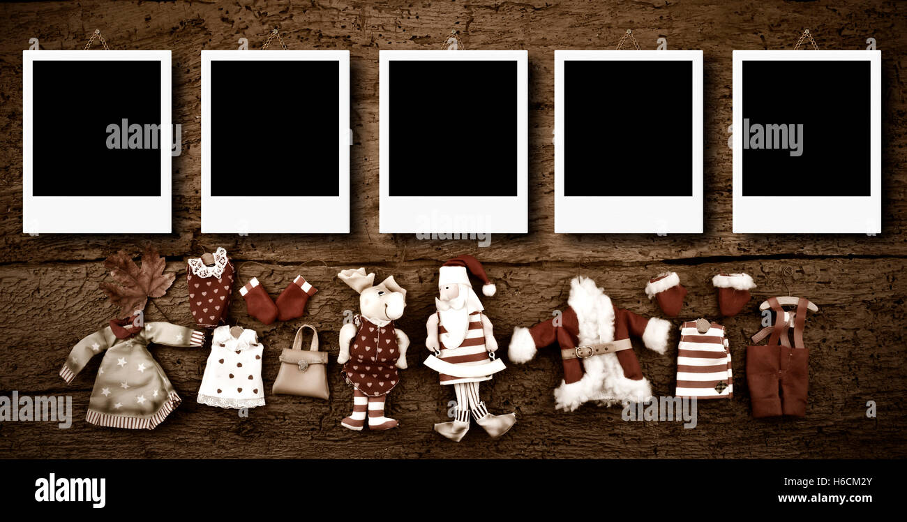 Natale cornici foto cards, cinque vuoto instant photo frame appeso su una vecchia parete in legno Foto Stock