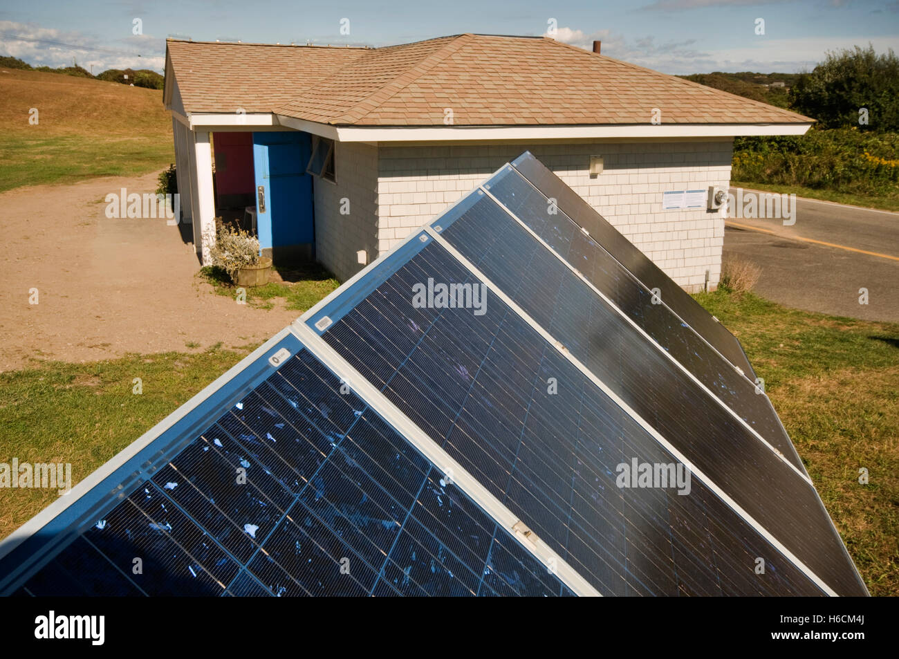 Stati Uniti d'America (USA), Massachusetts (MA), Martha's Vineyard, Gay scogliere di testa, blocco servizi igienici con pannelli solari per riscaldare t Foto Stock