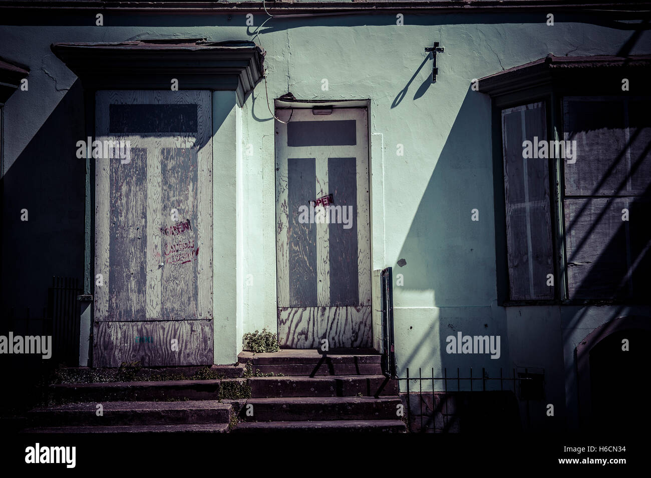 Imbarcati, abbandonata casa e bottega di notte Foto Stock