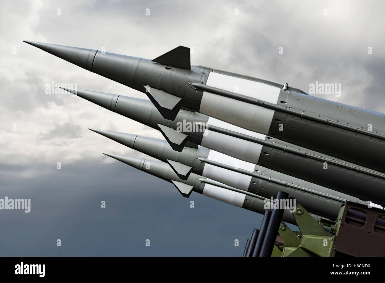 Missili nucleari con Warhead volti a cielo cupo. Balistic razzi sullo sfondo della guerra. Foto Stock
