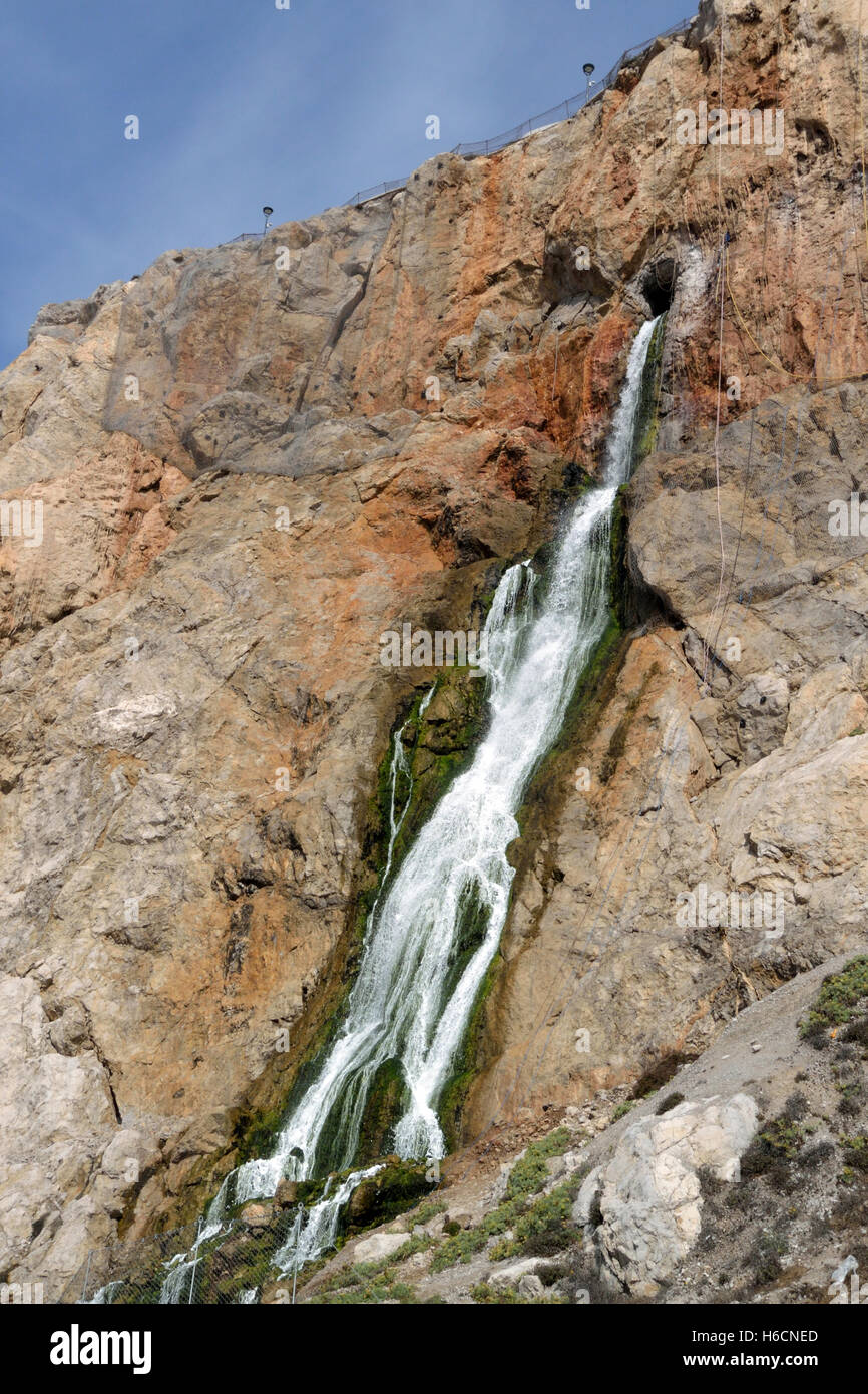 Cascata Europa - acqua in eccesso proveniente dall'impianto di desalinizzazione nella roccia di Gibilterra Foto Stock