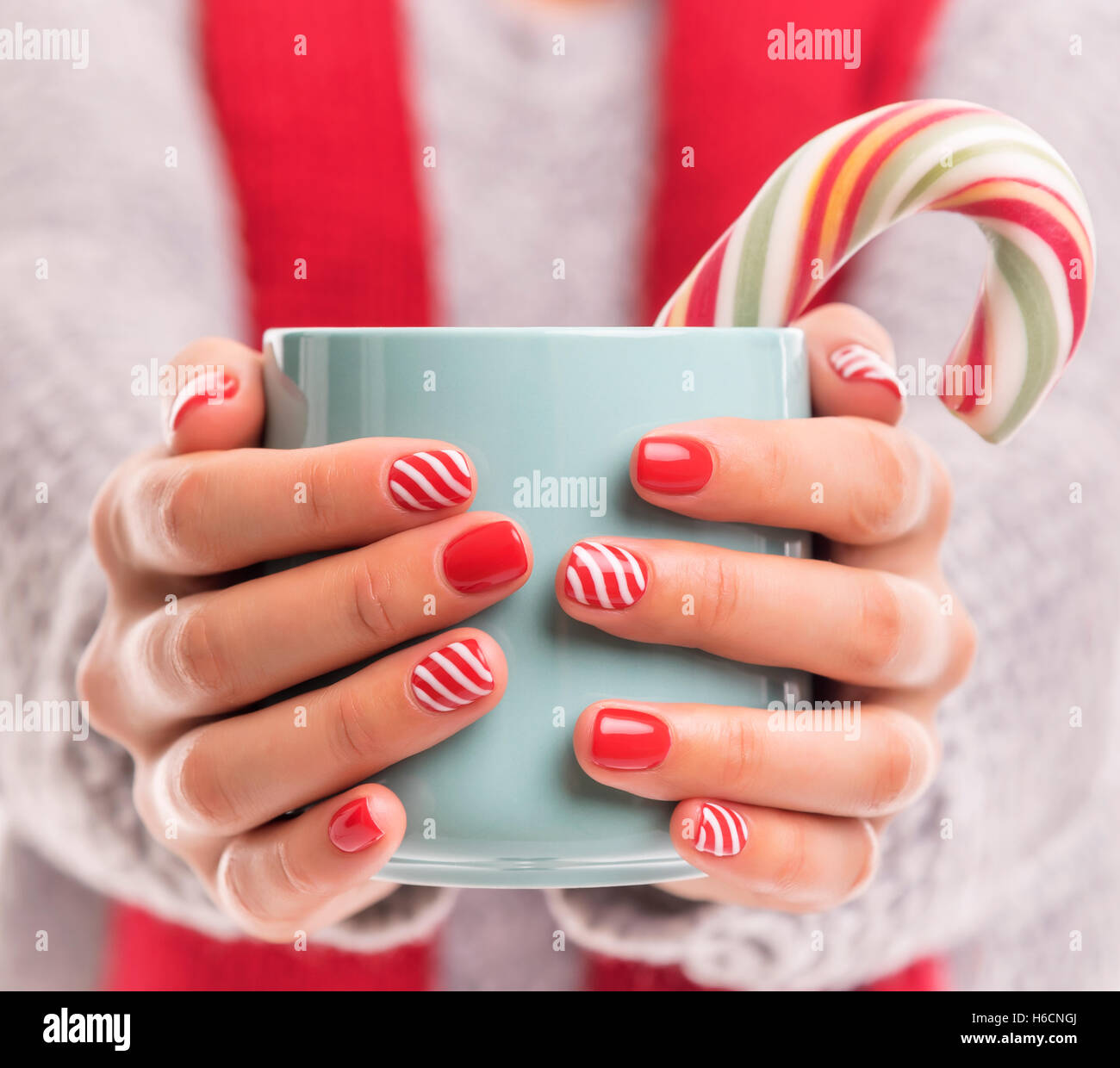 Tazza con una bibita in mano. Close-up. Foto Stock