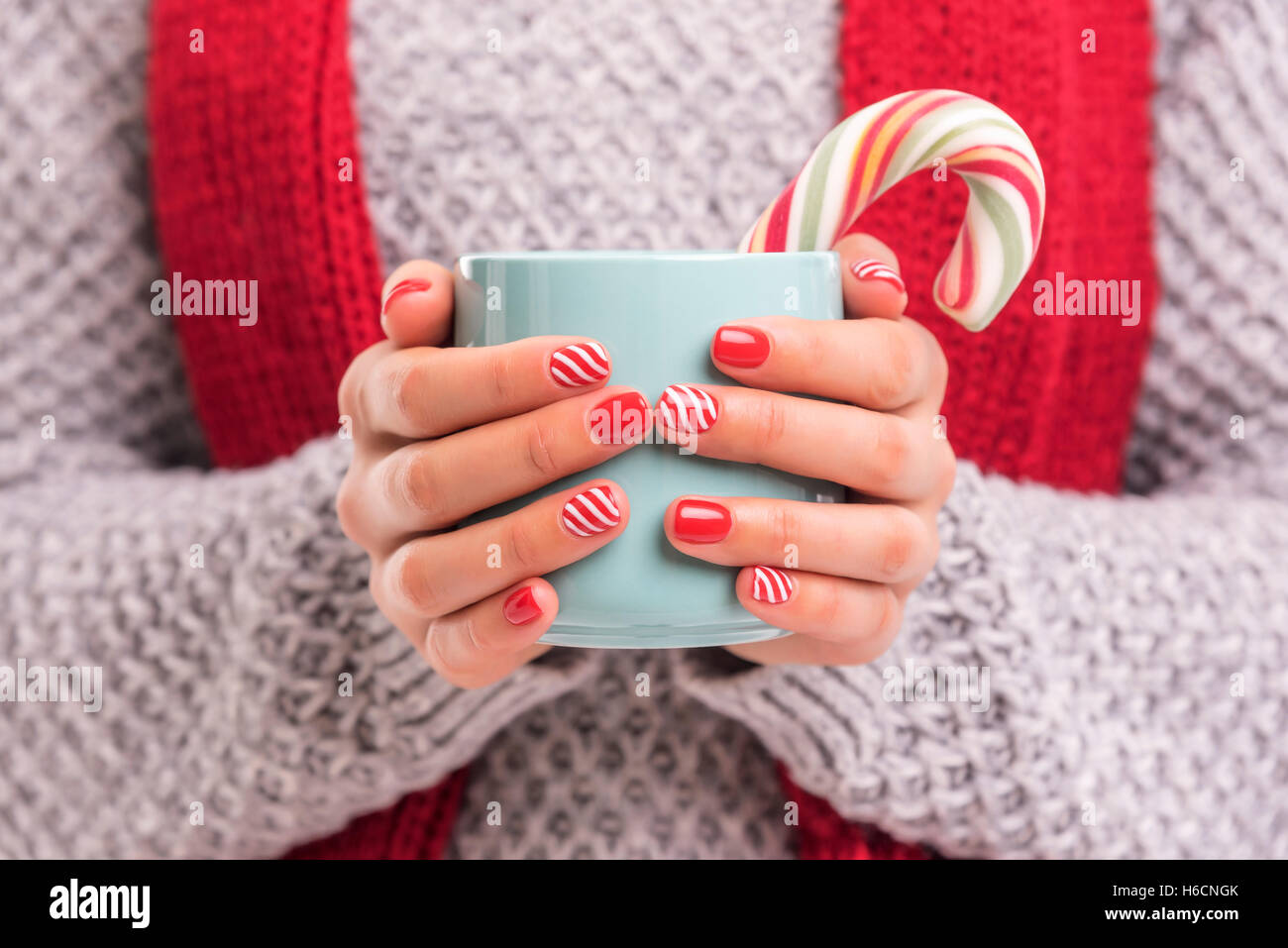 Tazza con una bibita in mano. Close-up. Foto Stock