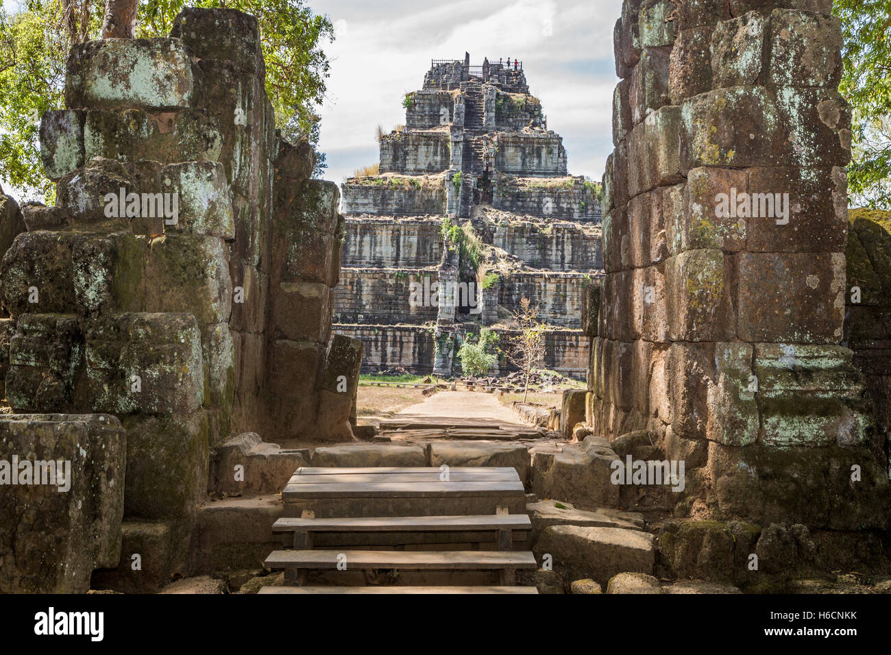 Ingresso a Prasat Prang, Prasat Thom tempio, Koh Ker, aka Chok Gargyar, Siem Reap, Cambogia. Costruito nel 921 Foto Stock