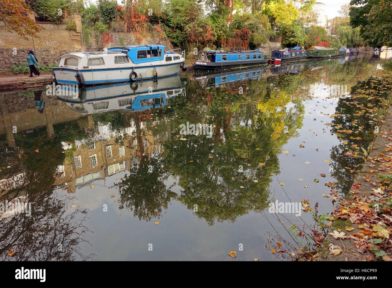 Case galleggianti ormeggiate sul Regents Canal in autunno a Islington, Londra Foto Stock