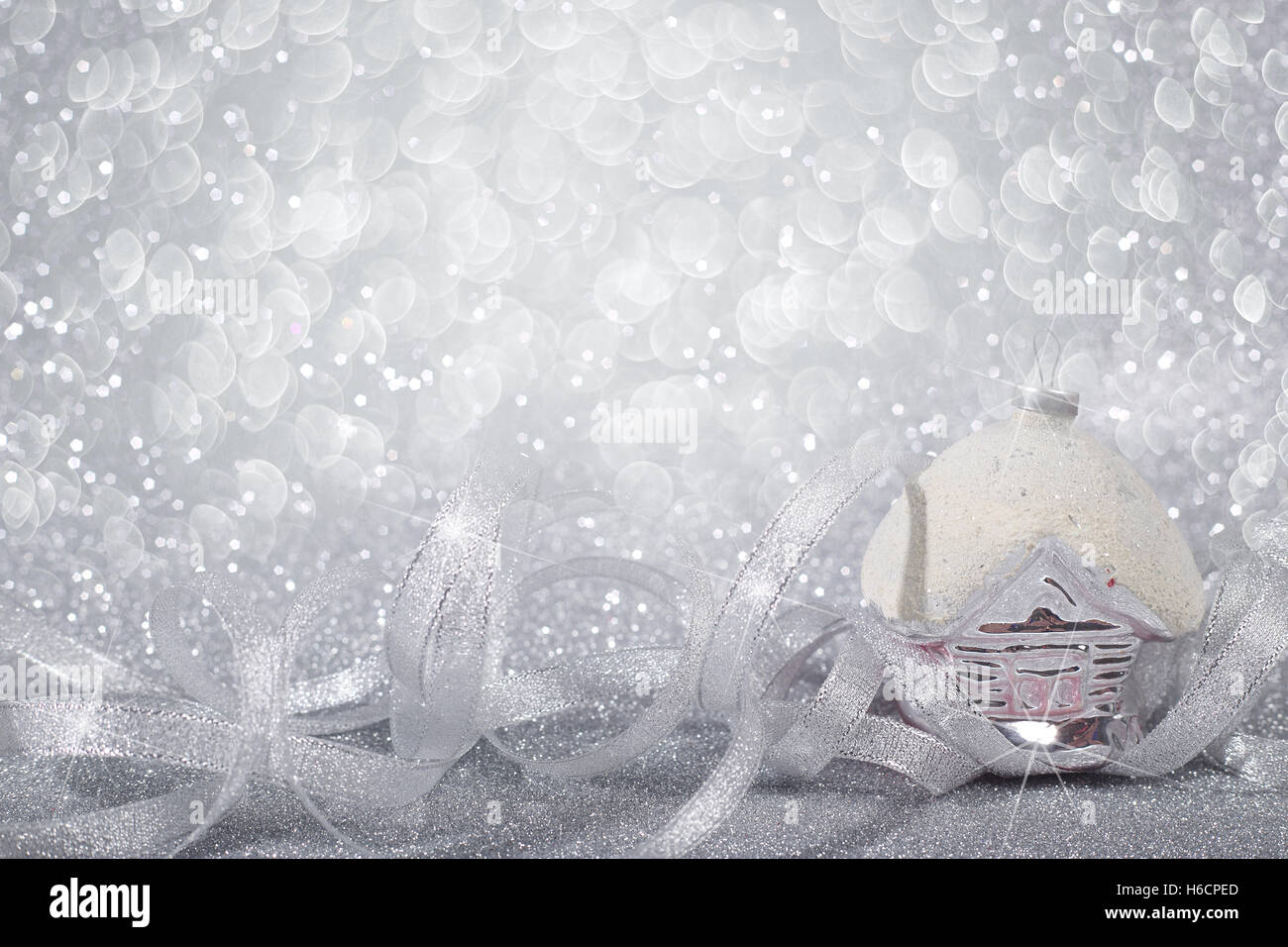 Decorazioni di Natale su shiny glitter con fondo argento con spazio di copia Foto Stock