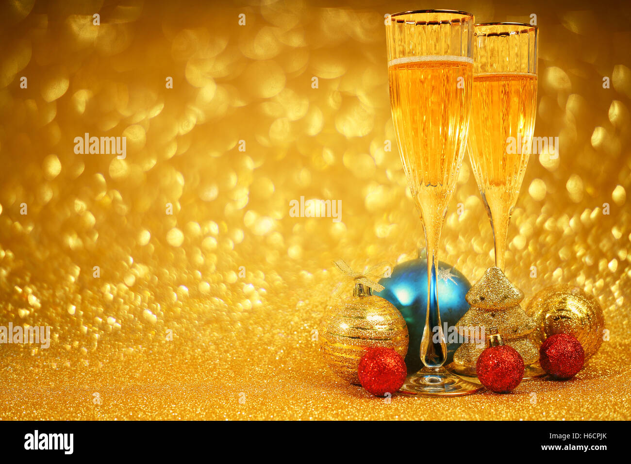 Champagne e decorazioni di Natale sul golden glitter sfondo con spazio di copia Foto Stock