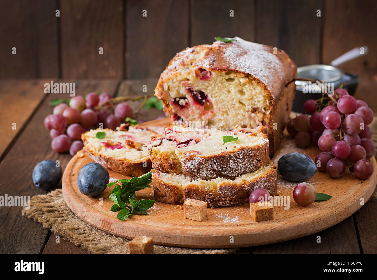 E succose tortina con prugne e uva Foto Stock