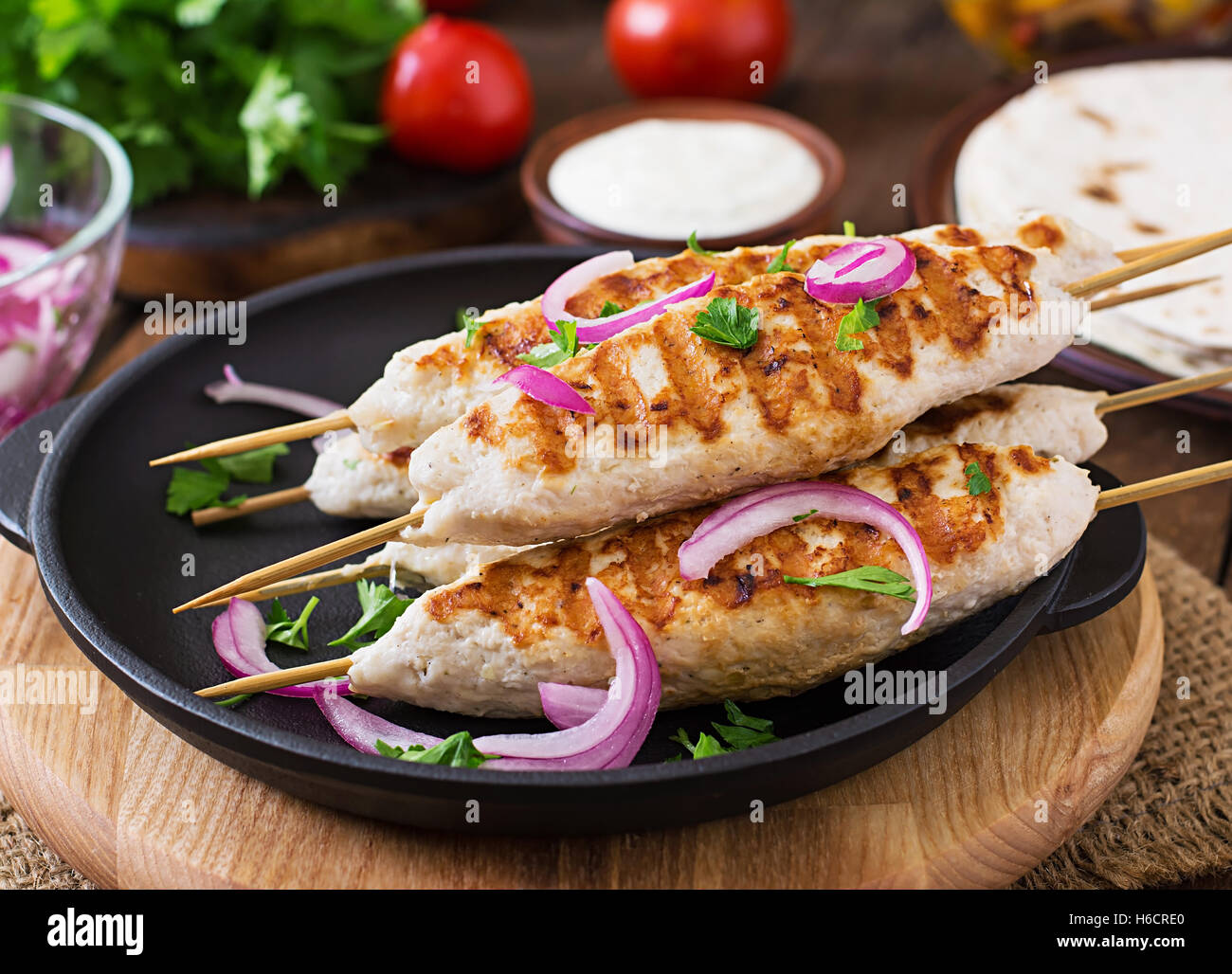 Spiedini di pollo con verdure grigliate. Foto Stock
