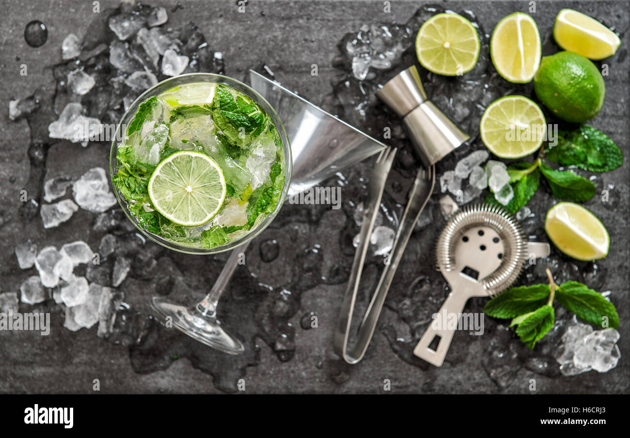 Cocktail Mojito ingredienti lime e foglie di menta, ghiaccio. Bere rendendo gli accessori Foto Stock