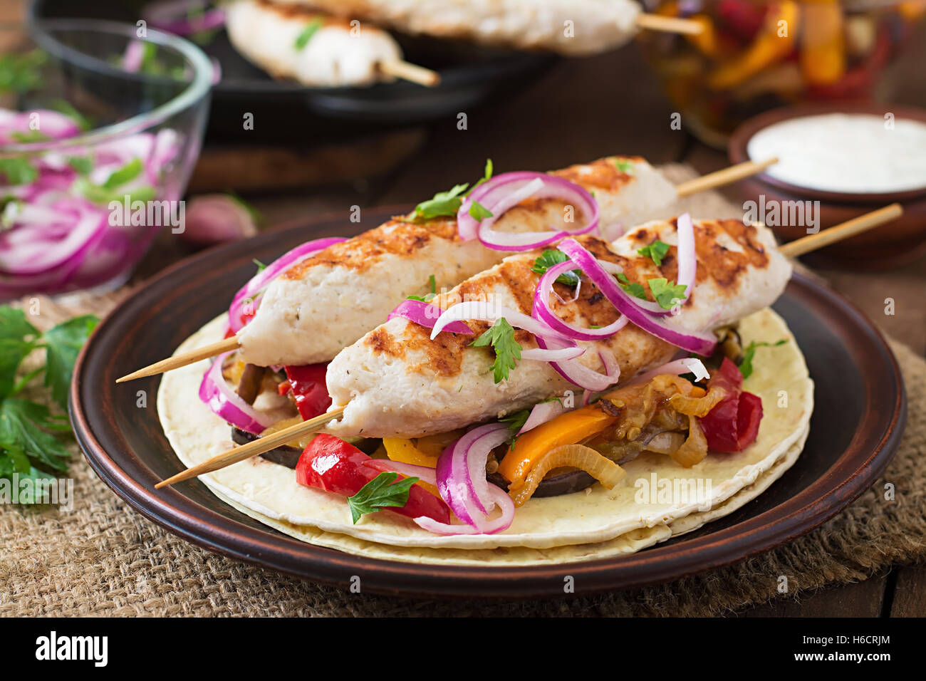 Spiedini di pollo con verdure grigliate e Tortilla avvolgere. Foto Stock