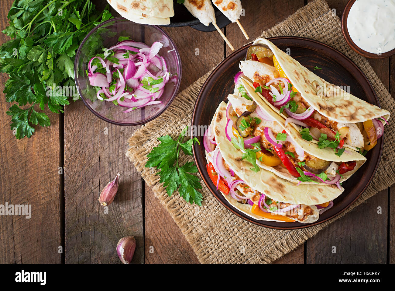 Tacos messicano con pollo e verdure grigliate e cipolla rossa. Vista superiore Foto Stock