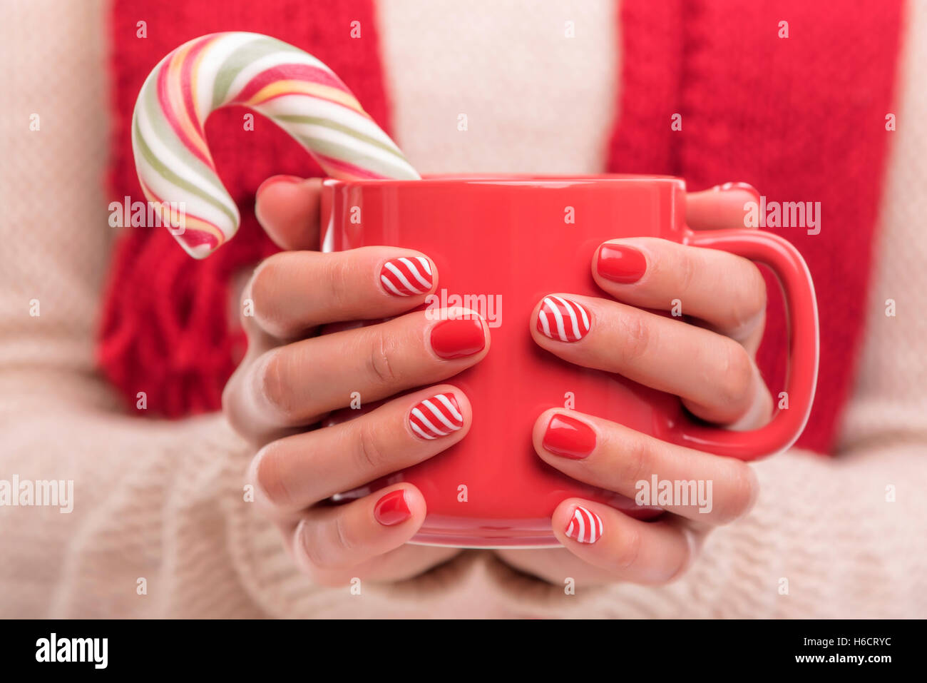 Tazza con una bibita in mano. Close-up. Foto Stock