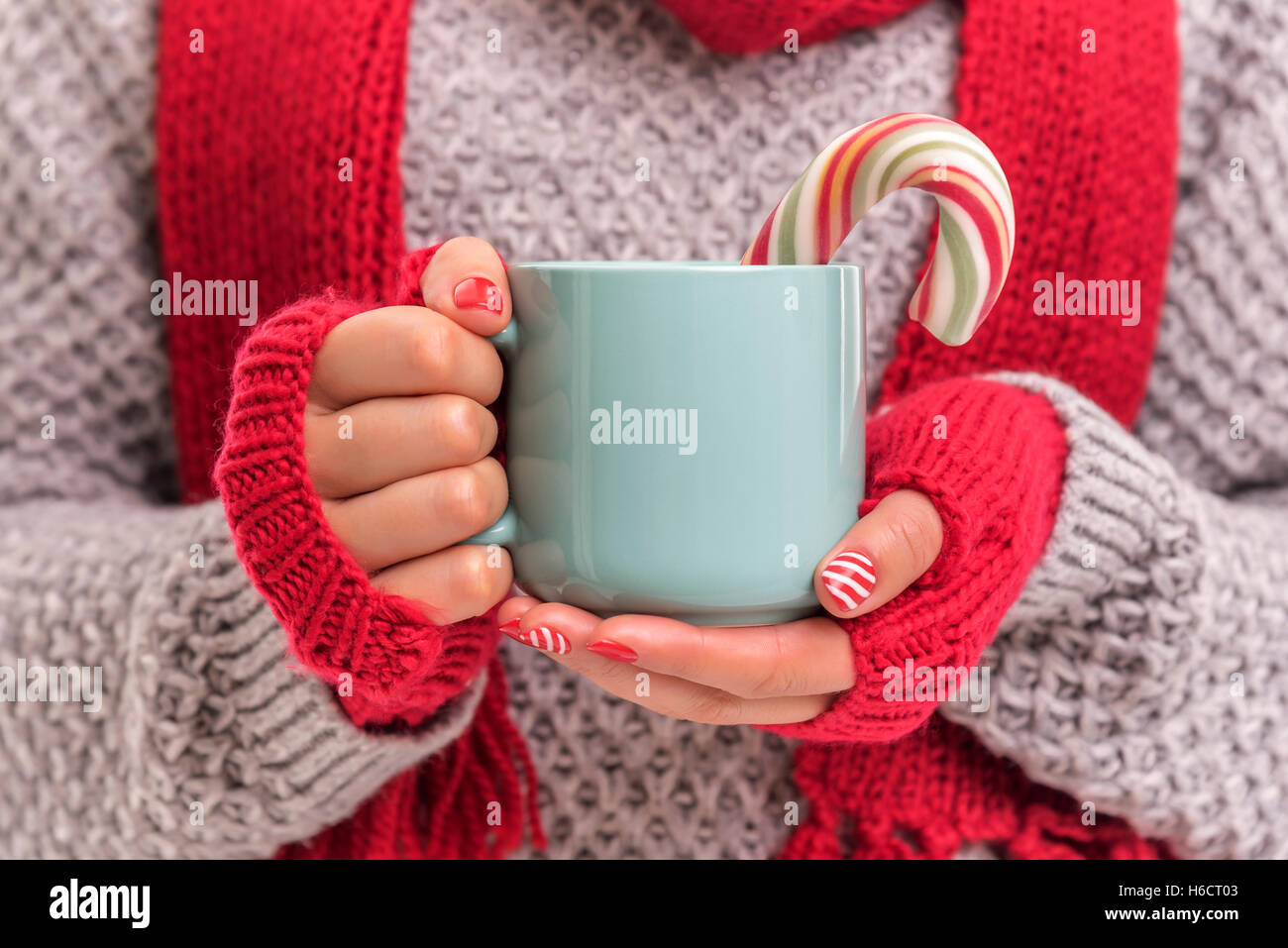 Tazza con una bibita in mano. Close-up. Foto Stock