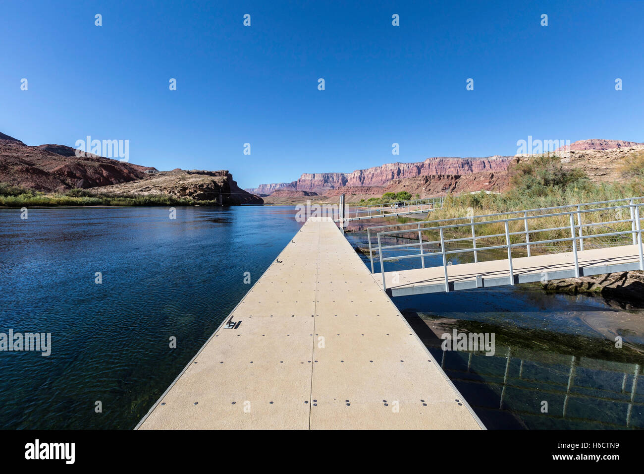 Lees ferry boat dock e il Fiume Colorado in Glen Canyon National Recreation Area in Arizona. Foto Stock
