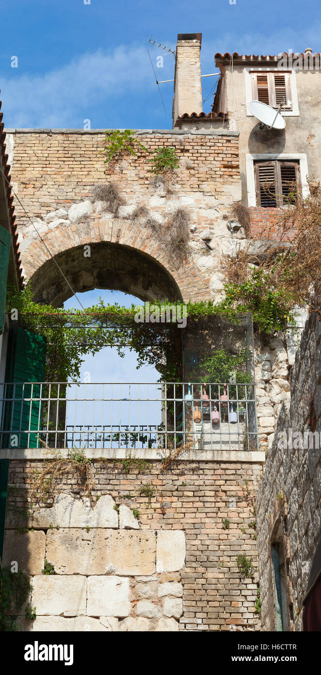 All'interno il romano di Palazzo di Diocleziano, Split, Croazia. Dettagli architettonici del vecchio con le aggiunte più recenti Foto Stock