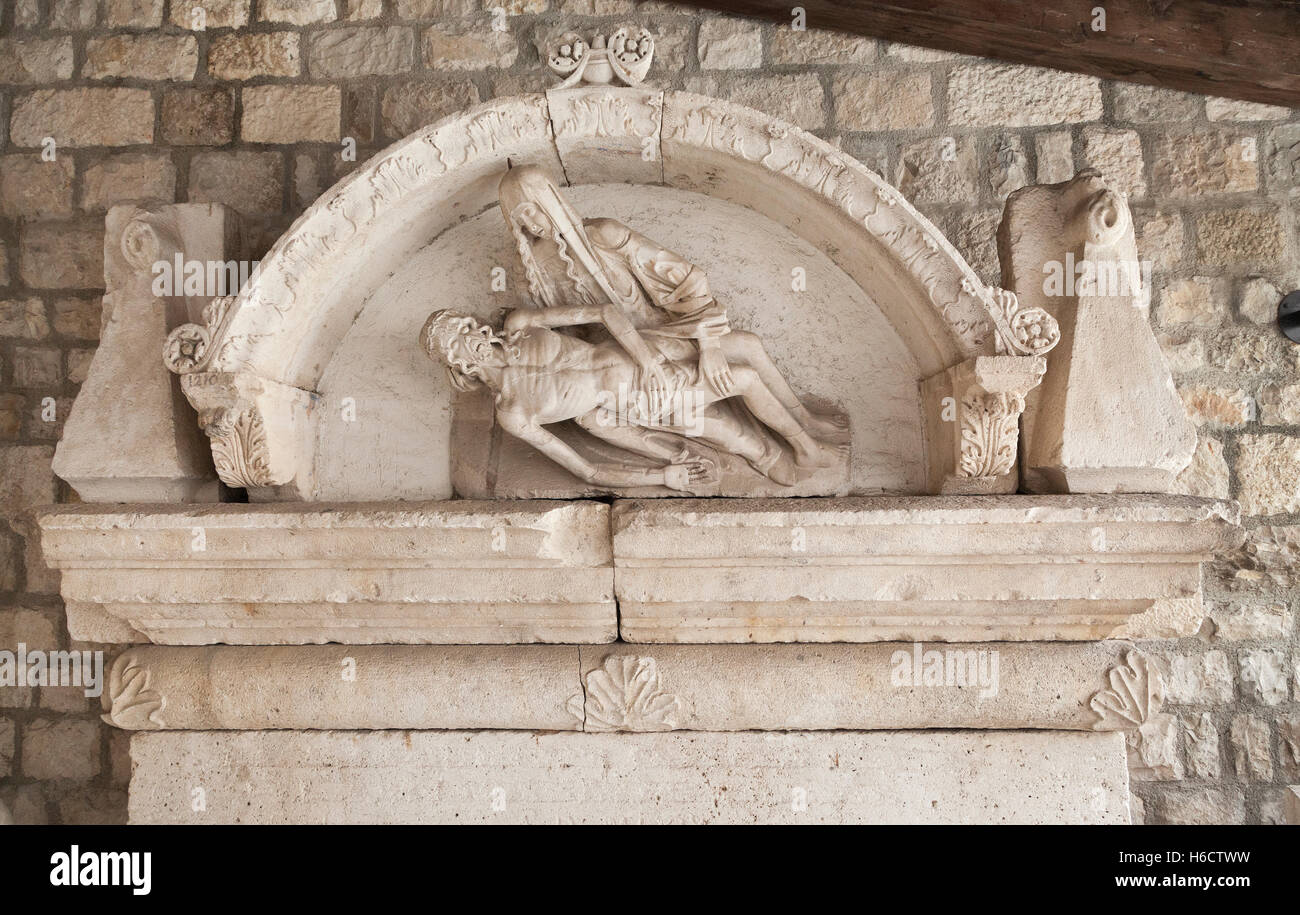 Scultore in pietra scultura di Cristo coadiuvato da Maria dopo la crocifissione. Forse romano. Foto Stock