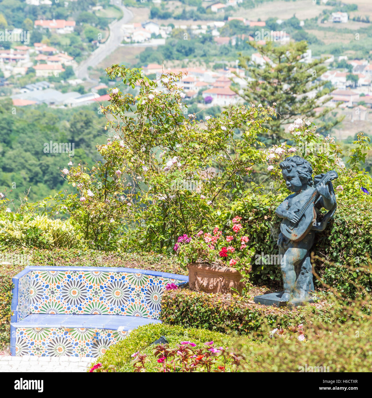La scultura di un Cherob suona la chitarra, giardino a Sintra, Portogallo Foto Stock