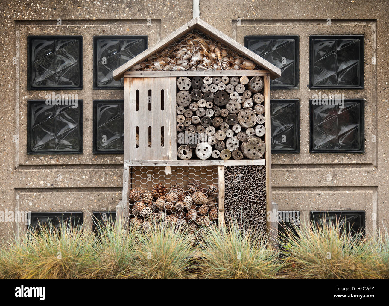 Hotel di insetto, wildlife stack, per più di svernamento di piccoli insetti, la conservazione in azione Foto Stock