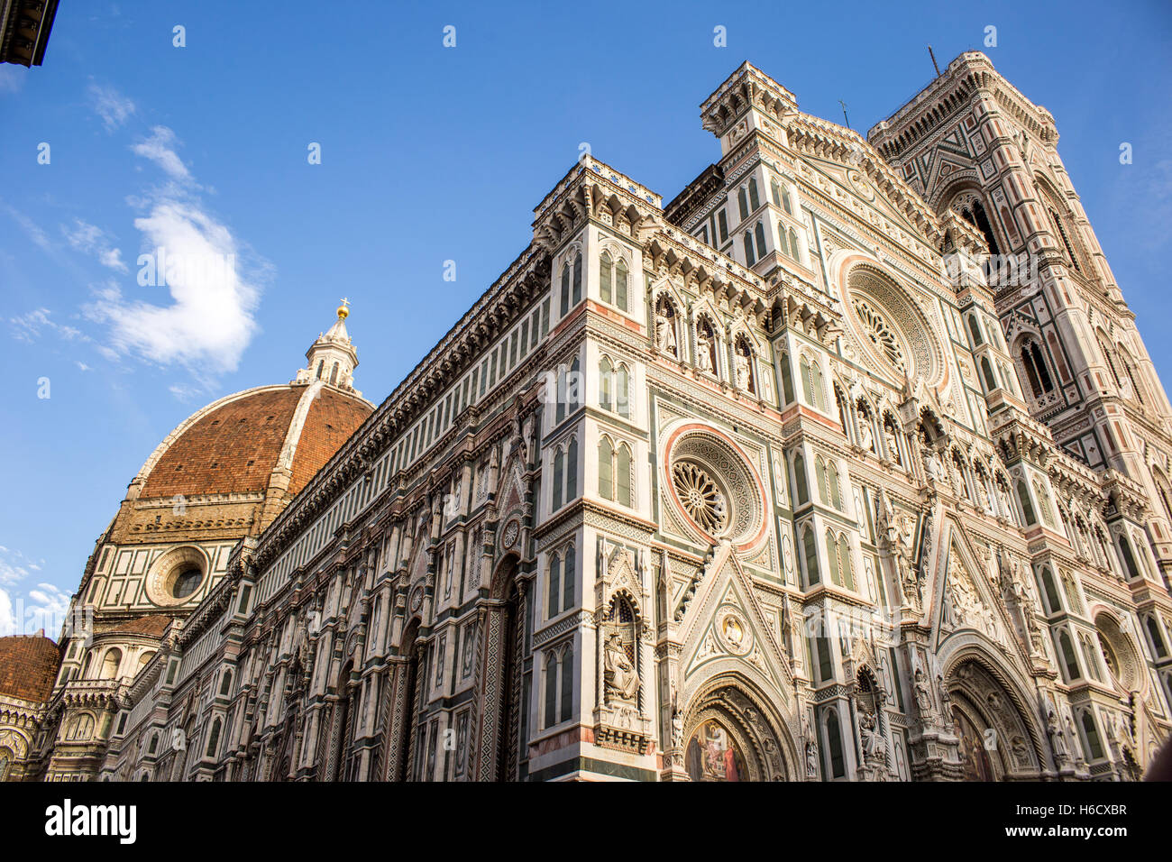 Facciata di Santa Maria del Fiore, Firenze con la sua cupola in un giorno d'estate. Italia Foto Stock