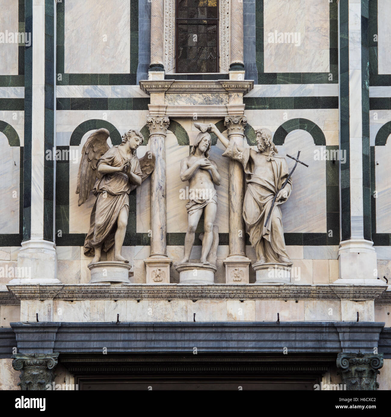 Le statue sopra la porta del Paradiso, il Battistero di San Giovanni, Firenze. Il Battesimo di Cristo Foto Stock