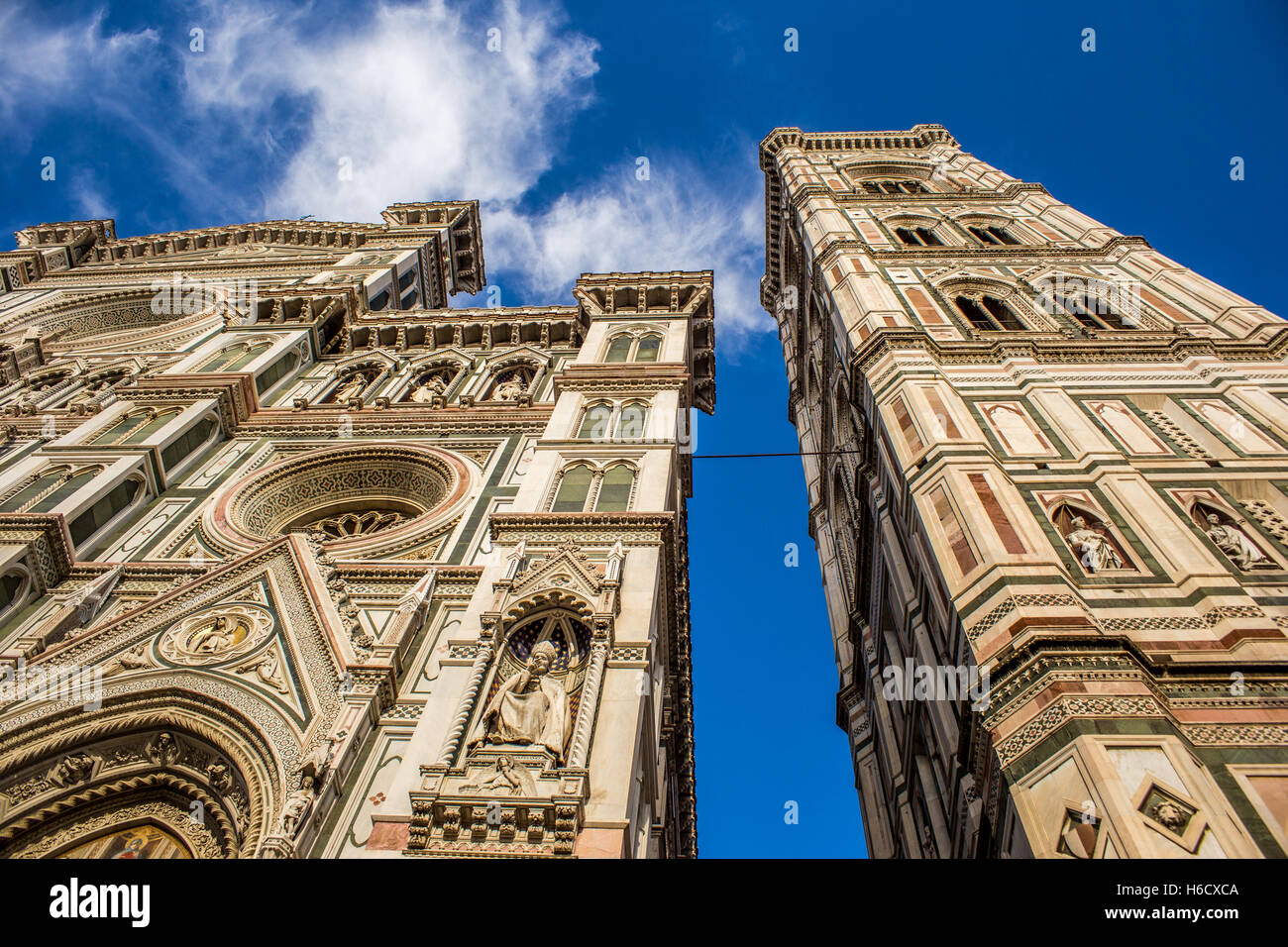 Santa Maria del Fiore, Firenze con la sua cupola, da un angolo inferiore. In bianco e nero Foto Stock