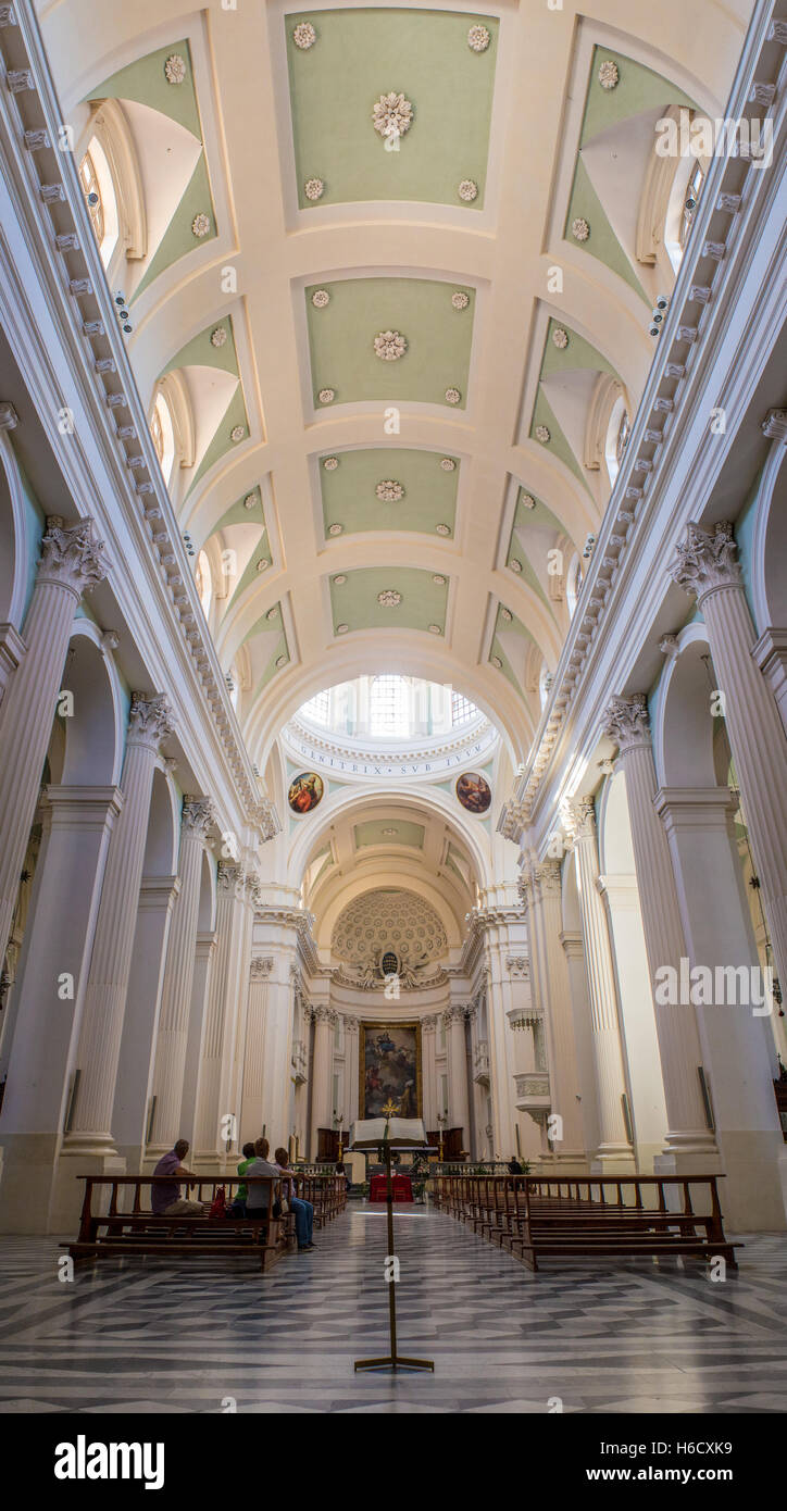 Pano verticale all'interno del Duomo di Santa Maria Assunta a Urbino Foto Stock