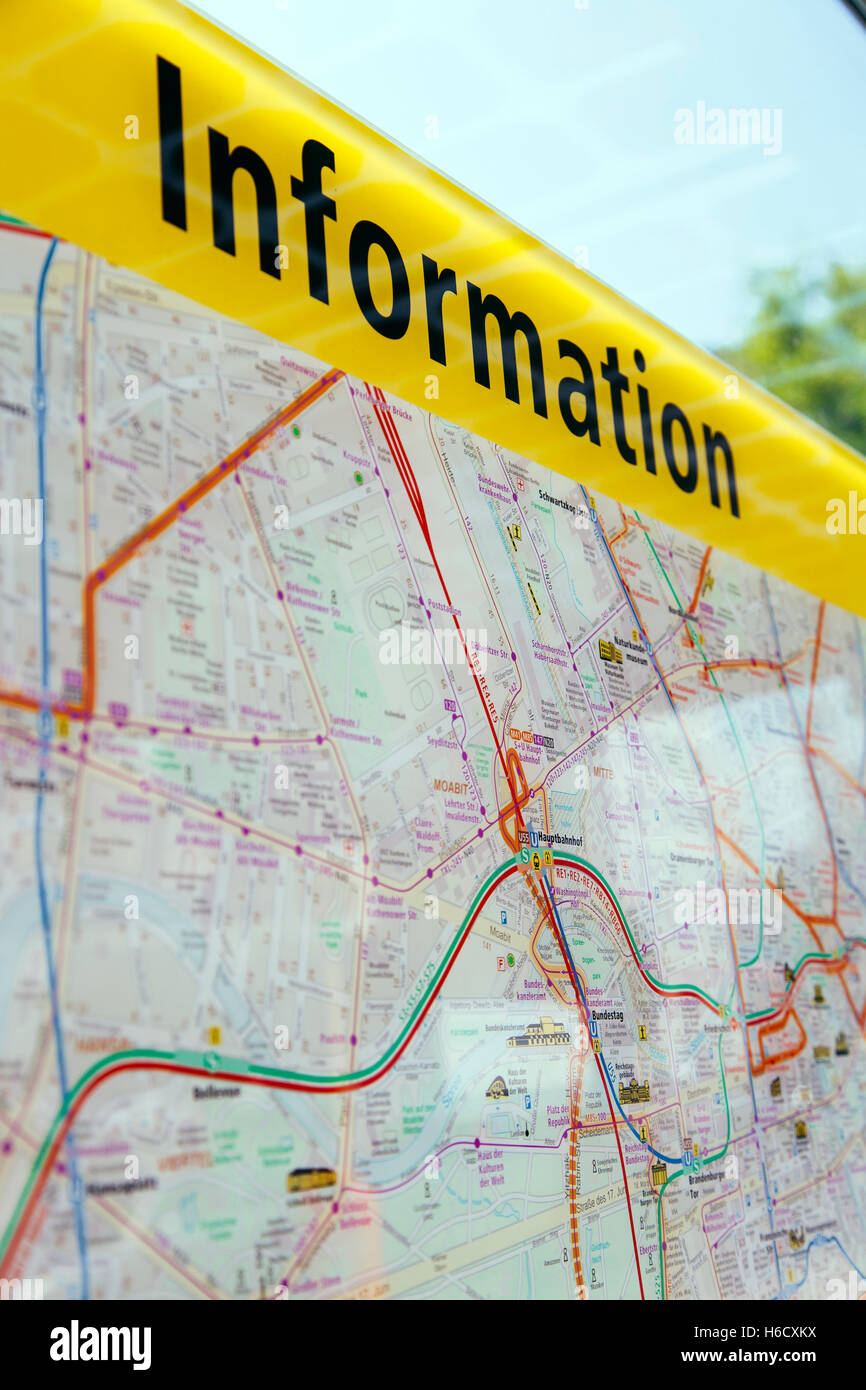 Parte della mappa di Berlino con una " informazione " segno sopra. Foto Stock