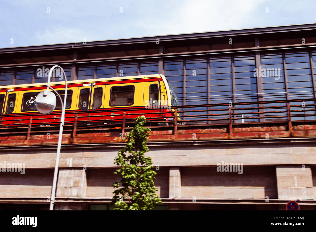 S-Bahn treno in arrivo alla stazione di Berlino. Foto Stock