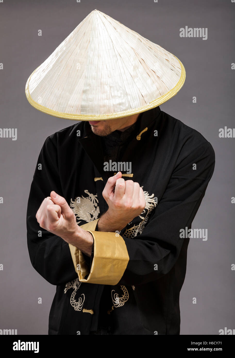 Studio shot di un uomo nel suo fine degli anni venti, indossando il tradizionale cinese e abbigliamento Kung-Fu postura; identità nascoste. Foto Stock