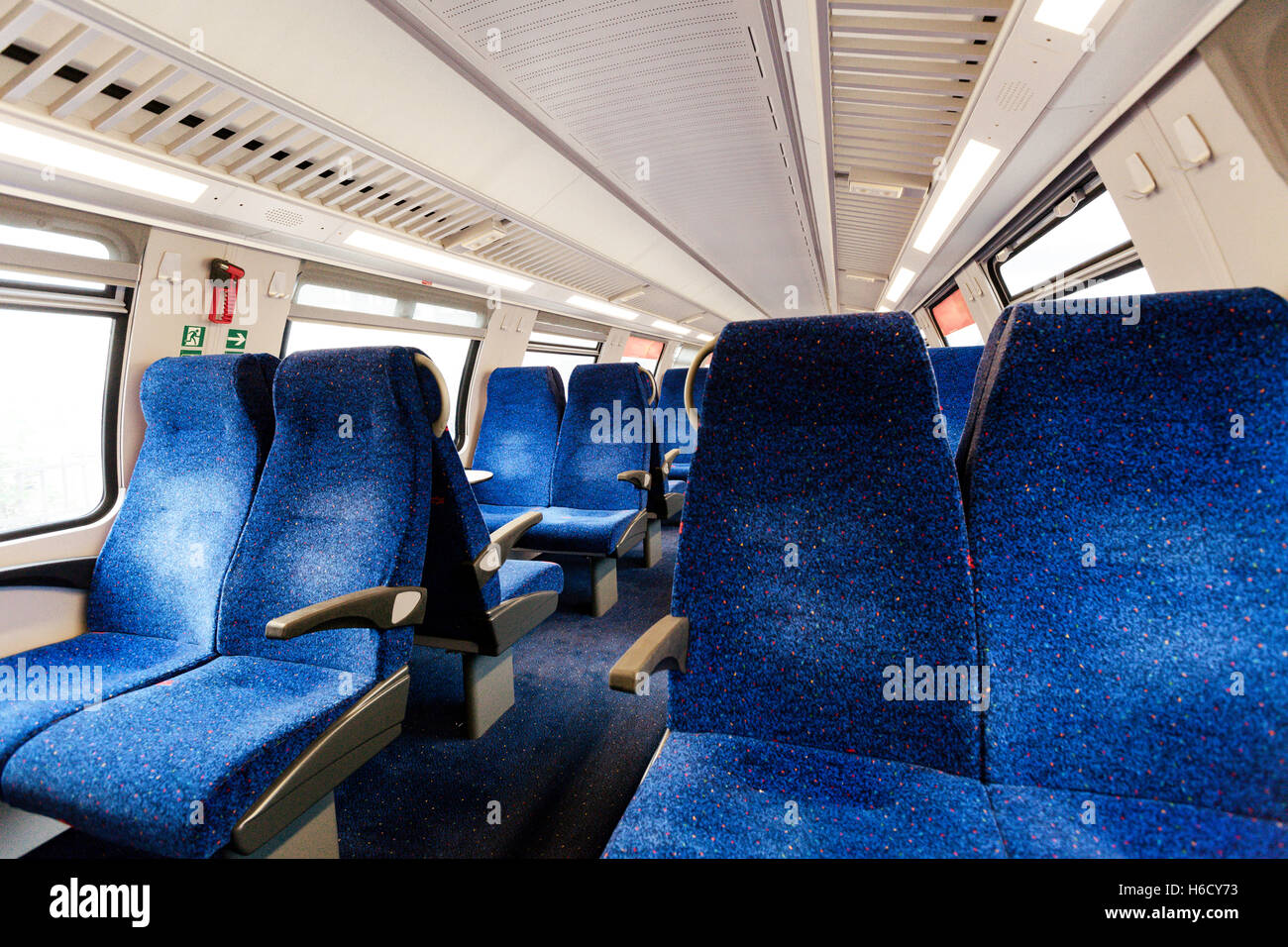 Vista di un treno vuoto, tutti i vuoti sedili blu. Foto Stock