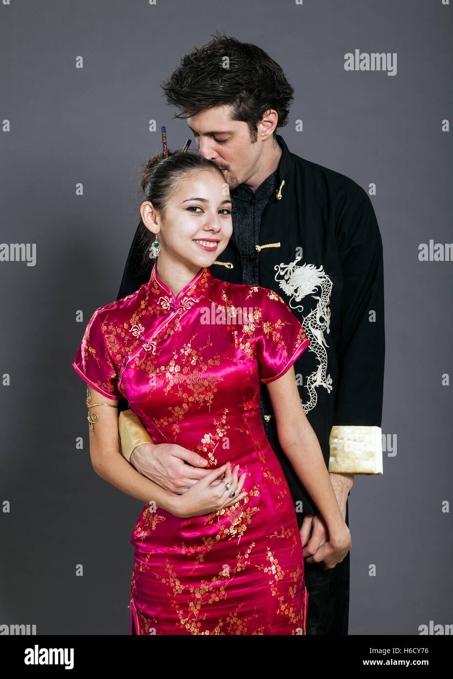 Studio shot di un giovane nei loro primi anni venti, indossando il tradizionale abbigliamento cinese ed essendo generalmente molto carino insieme. Foto Stock