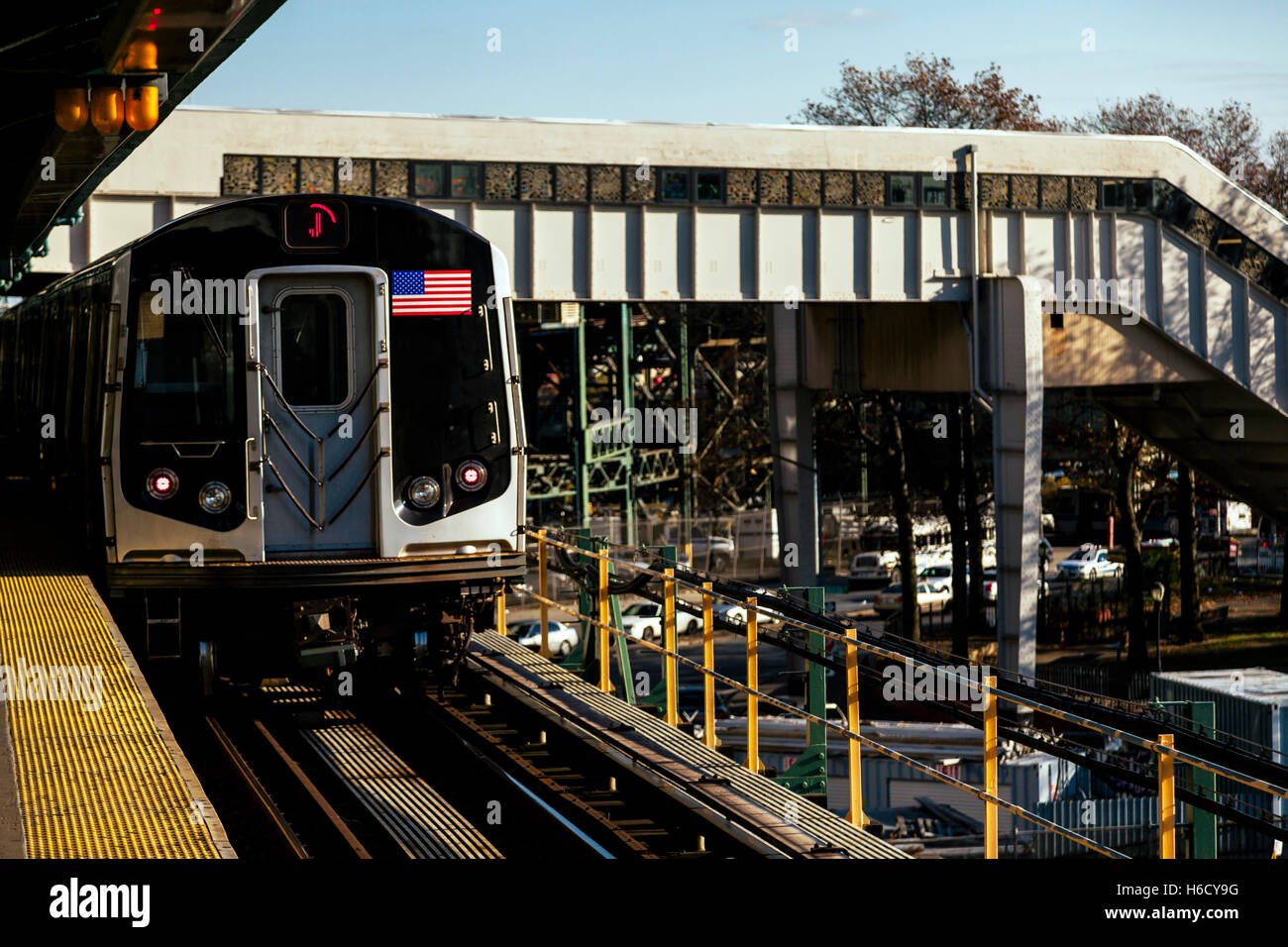 J stazione metropolitana che arrivano alla stazione di New York. Foto Stock