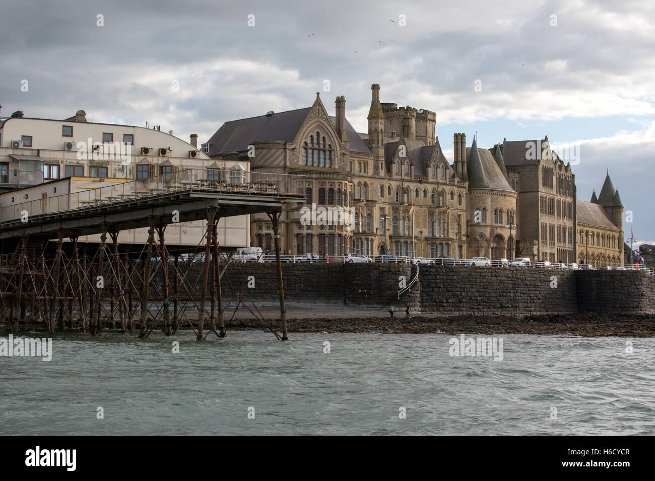 Aberystwyth Pier e il vecchio collegio Foto Stock