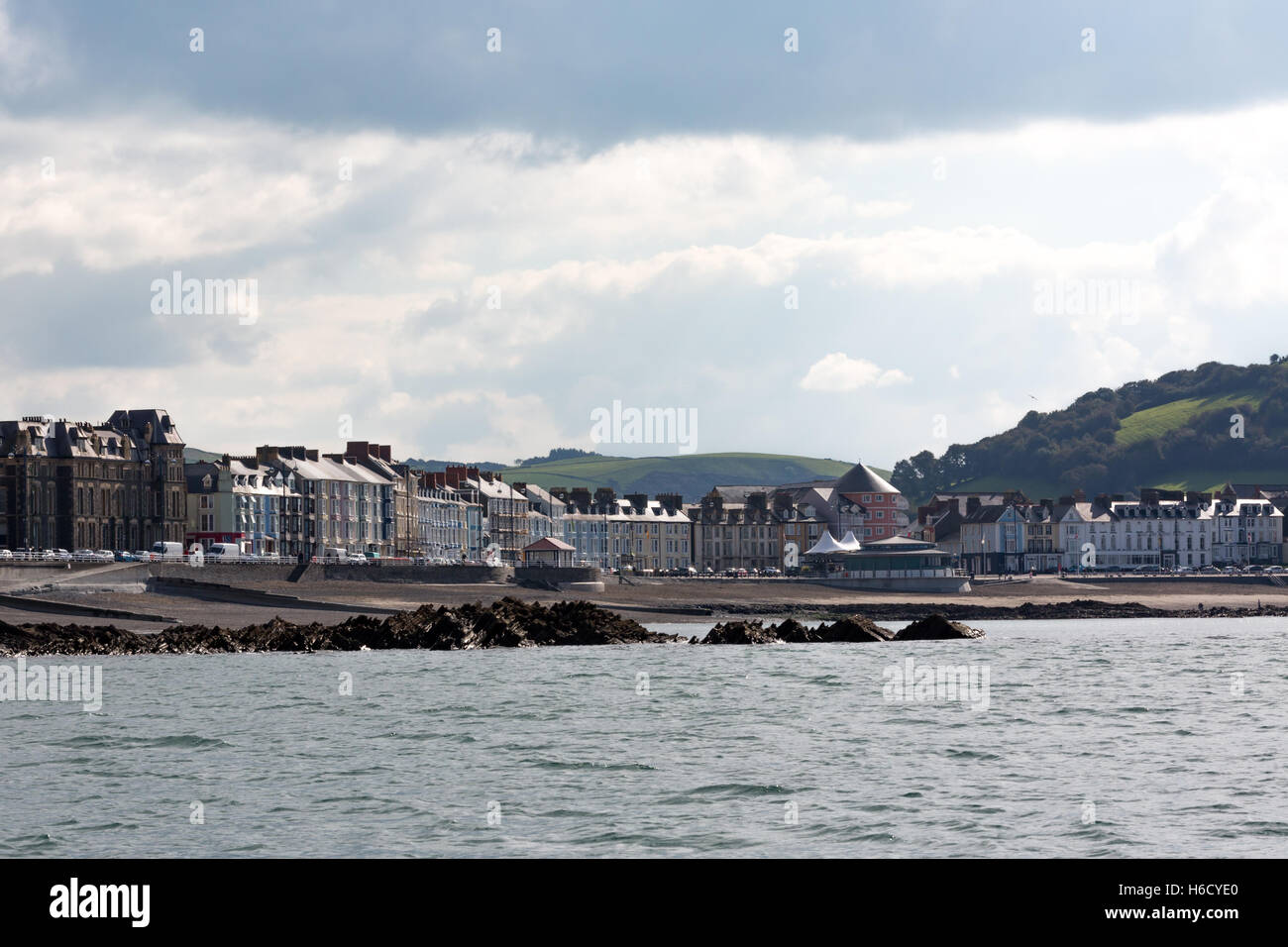 Una vista di Aberystwyth proprietà sul lungomare e la spiaggia come si vede dal mare Foto Stock