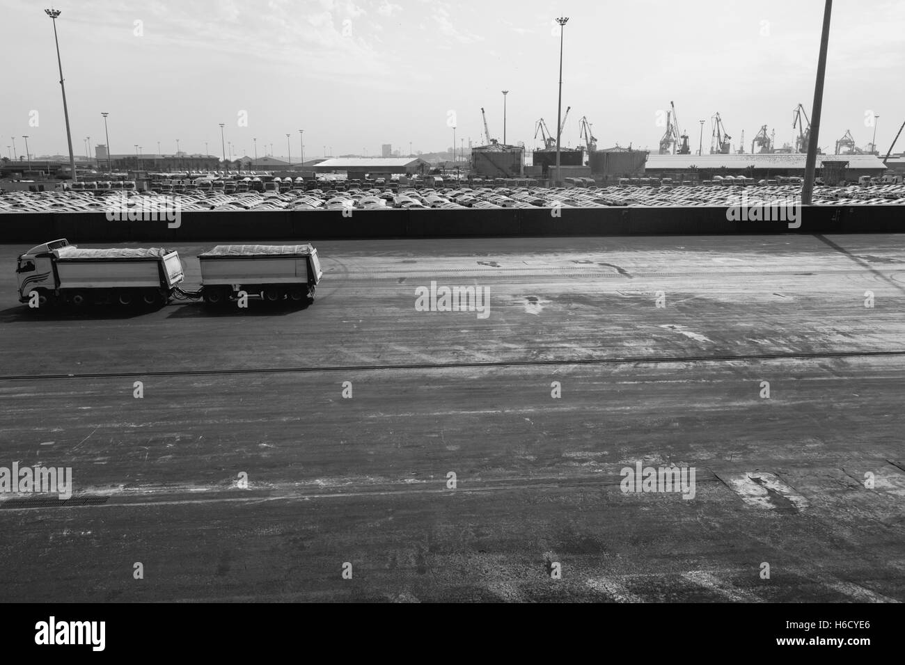 Vista di un enorme parco auto in un porto commerciale. Foto Stock