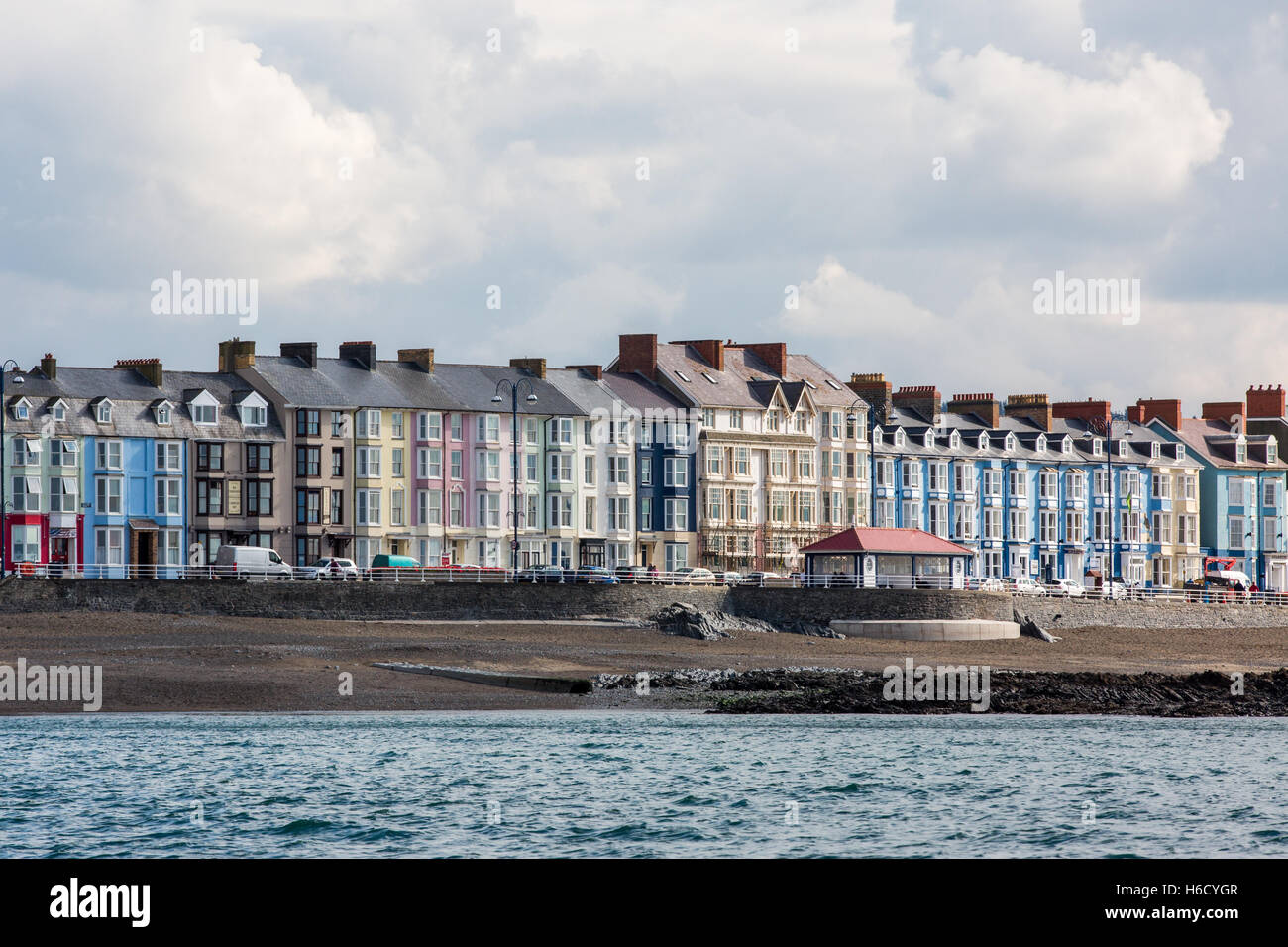 Una vista di Aberystwyth proprietà sul lungomare e la spiaggia come si vede dal mare Foto Stock