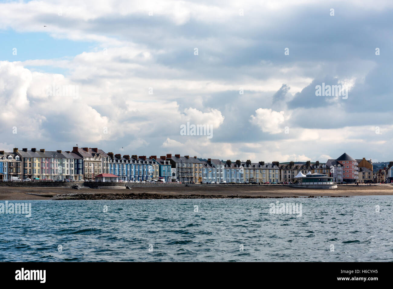 Una vista di Aberystwyth proprietà sul lungomare e la spiaggia come si vede dal mare Foto Stock