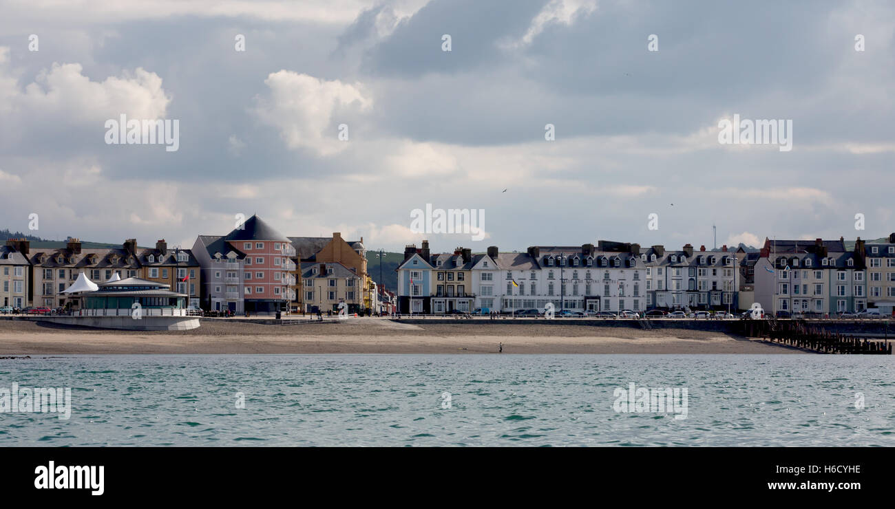 Una vista di Aberystwyth proprietà sul lungomare e la spiaggia come si vede dal mare Foto Stock