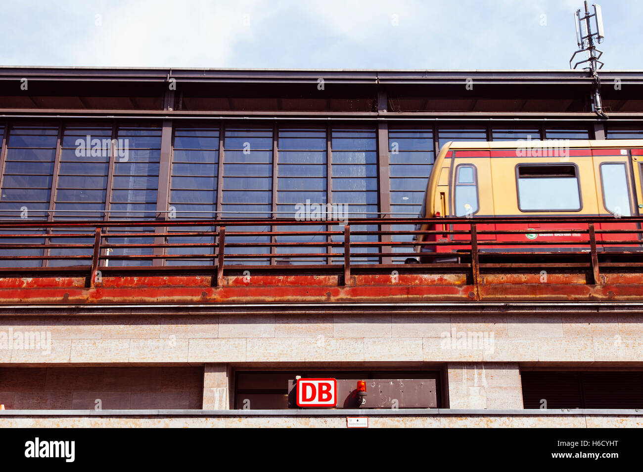 S-Bahn treno in arrivo alla stazione di Berlino. Foto Stock
