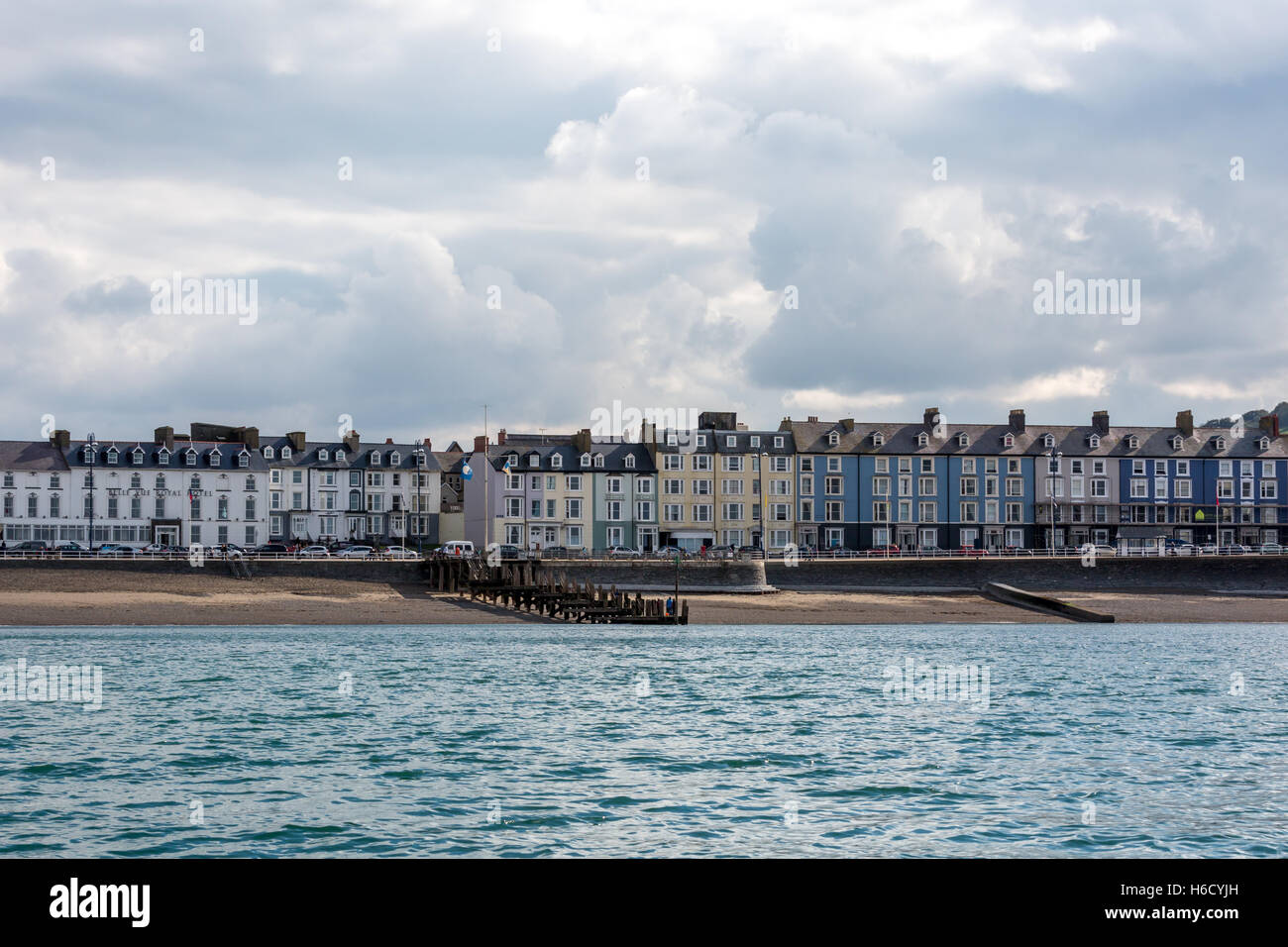 Una vista di Aberystwyth lungomare e case in stile Vittoriano Foto Stock